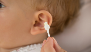 Lee más sobre el artículo Higiene de los oídos: ¿hay que limpiarles la cera? ¿Cómo?